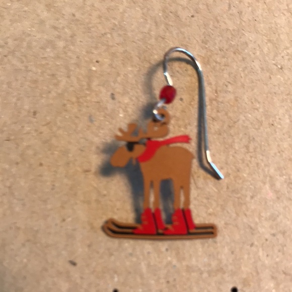 Cute snowboarding moose earrings - Picture 2 of 3